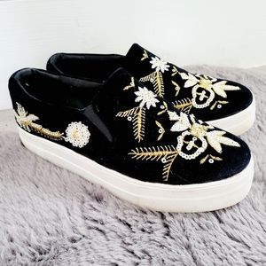 53 - Embroidered velvet shoes